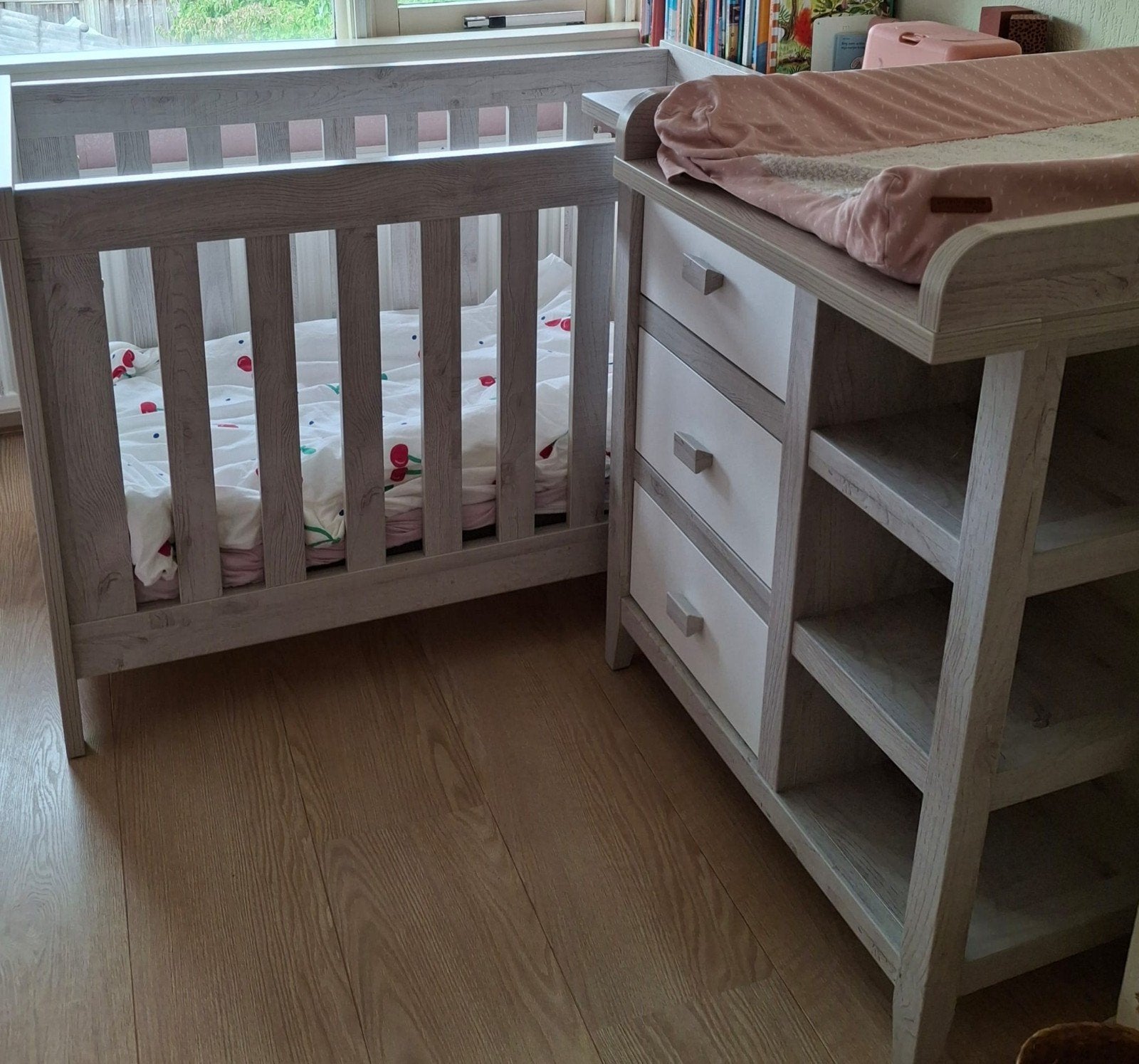 Baby/peuter ledikant + commode (kast) prijs=samen totaal
