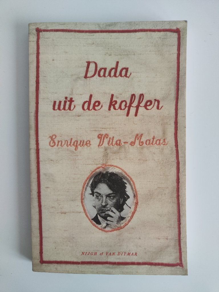 Dada uit de koffer - Enrique Vila-Matas, Boeken, Ophalen of Verzenden, Gelezen, Enrique Vila-Matas