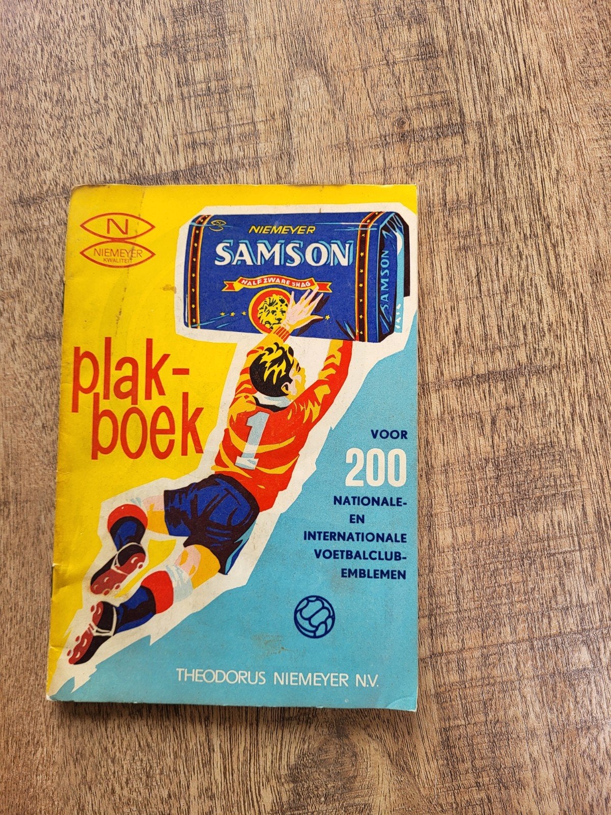 Niemeyer Plakboek 200 Voetbalclubemblemen Compleet Vintage, Ophalen of Verzenden, Gebruikt, Buitenlandse clubs, Boek of Tijdschrift