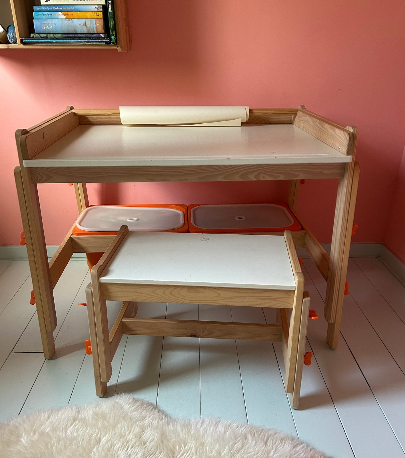Ikea Flisat kinderbureau en kruk (in hoogte verstelbaar), Kinderen en Baby's, Kinderkamer | Tafels en Stoelen, Gebruikt, Tafel(s) en Stoel(en)