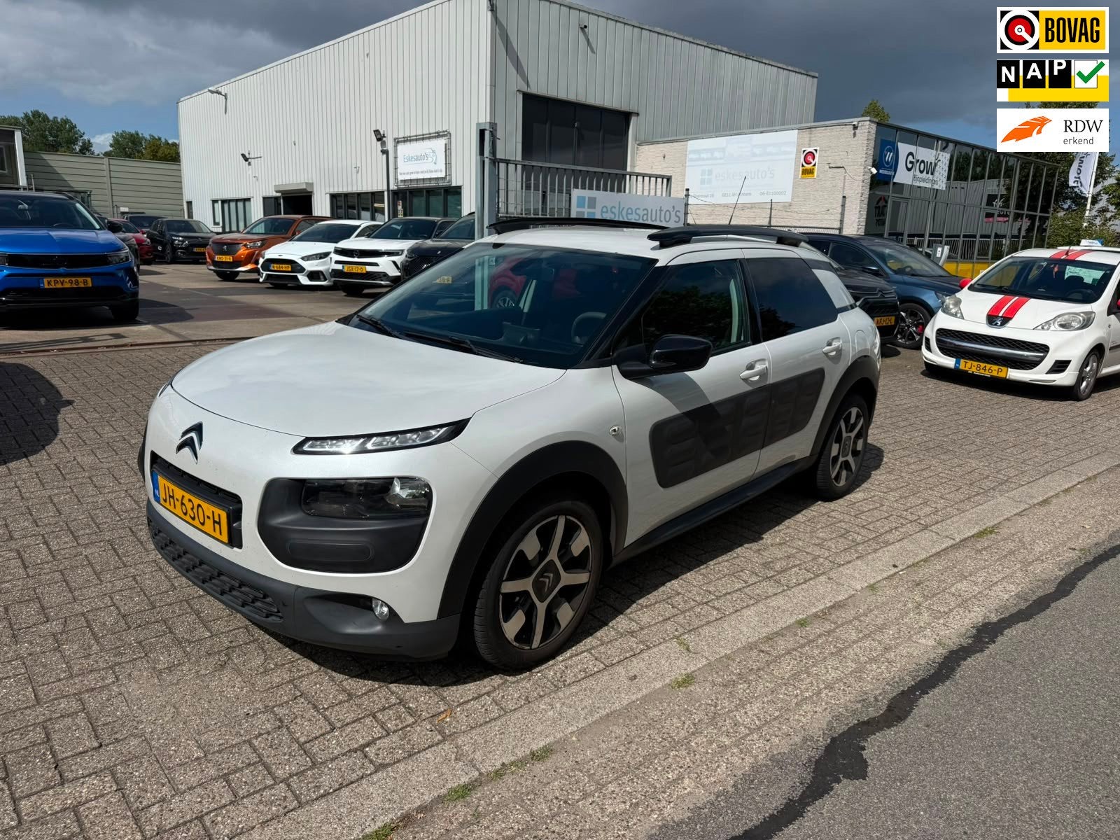Citroen C4 Cactus 1.2 PureTech Shine, Navi, NAP dealer onder, Auto's, Voorwielaandrijving, Dealer onderhouden, Stof, Euro 6
