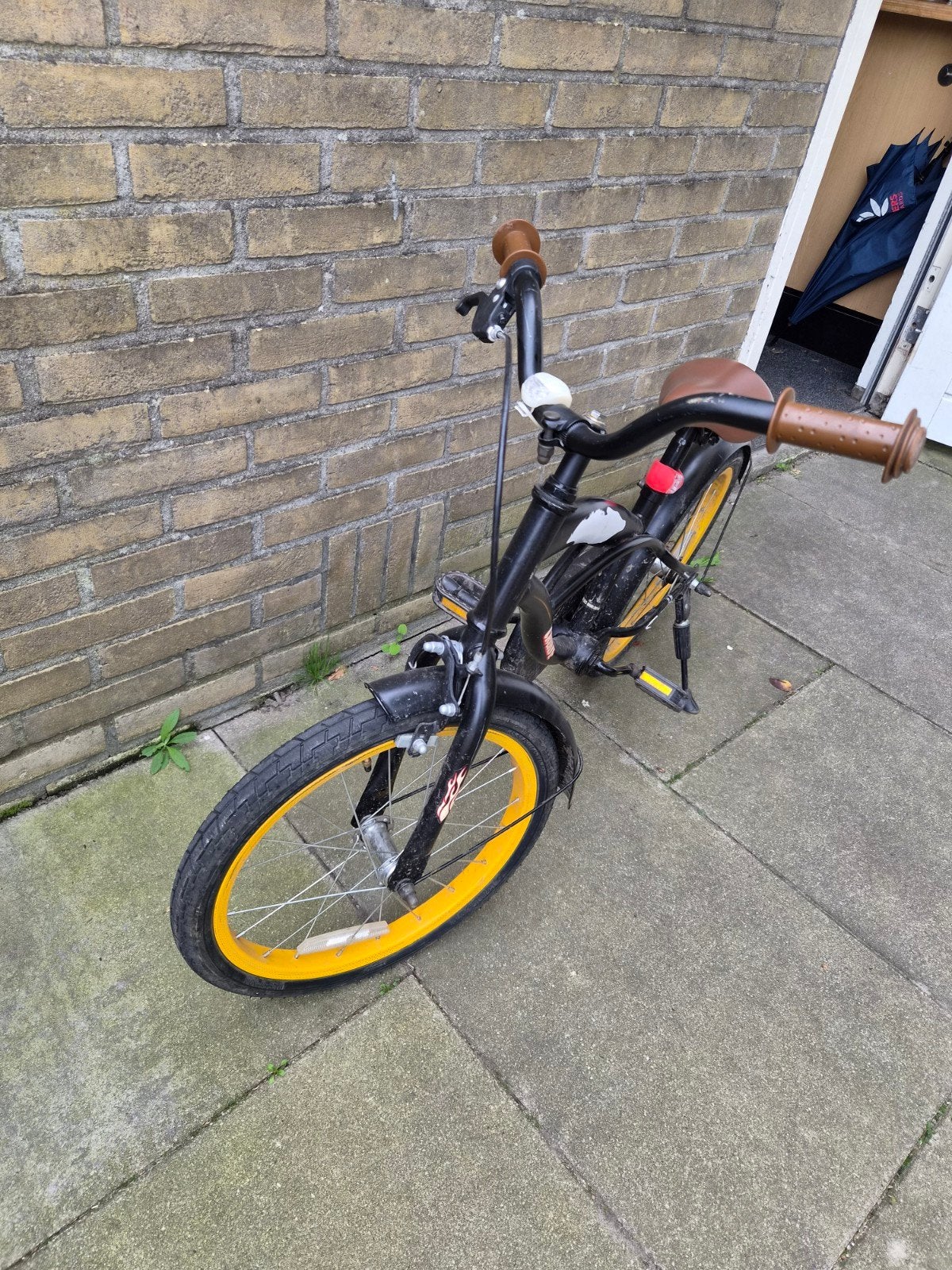 Jongensfiets 20 inch - Zwart met gele velgen, Ophalen, Gebruikt, 20 inch of meer