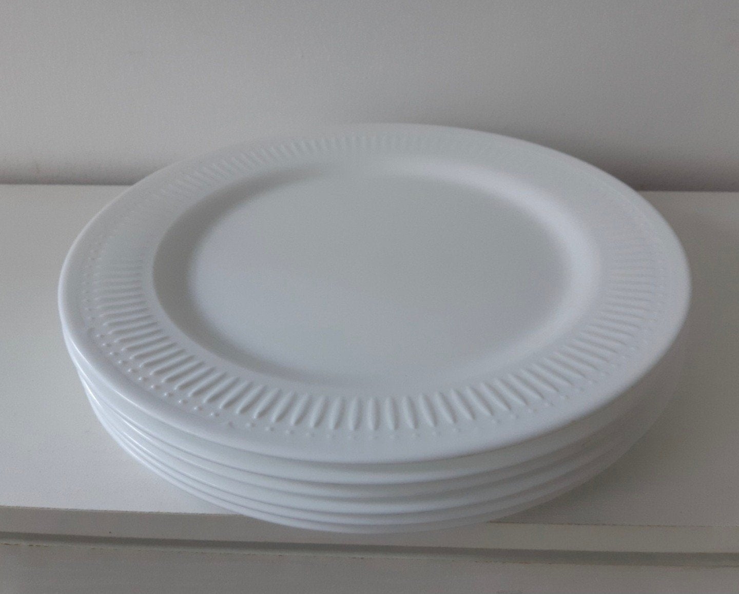 Set van 6 witte borden met reliëf, Keramiek, Ophalen of Verzenden, Zo goed als nieuw, Bord(en)