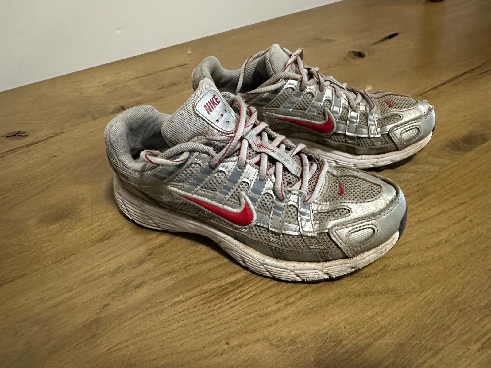 Nike P6000sneakers - Zilver/Rood - Maat 35, Ophalen, Overige kleuren, Sneakers of Gympen, Gedragen