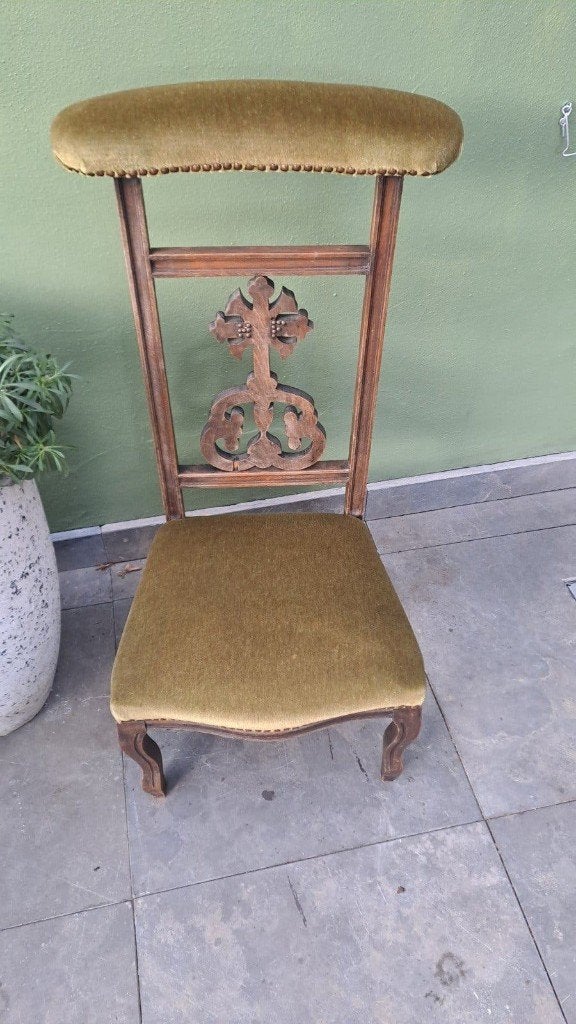 Oude bidstoel of kerkstoel met een kruis in de rugleuning, Ophalen of Verzenden