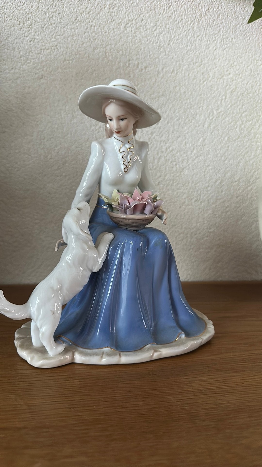 MTME Porseleinen Beeldje: Dame met Hond en Bloemen, Ophalen of Verzenden