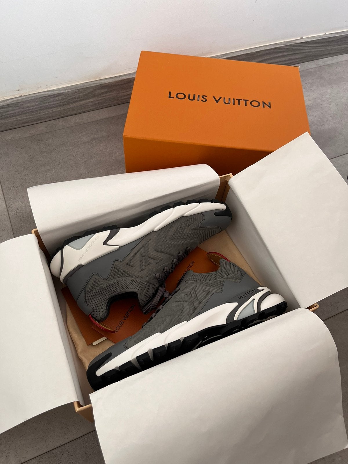 Louis vuitton tatic grijs, Ophalen of Verzenden, Nieuw, Sneakers of Gympen