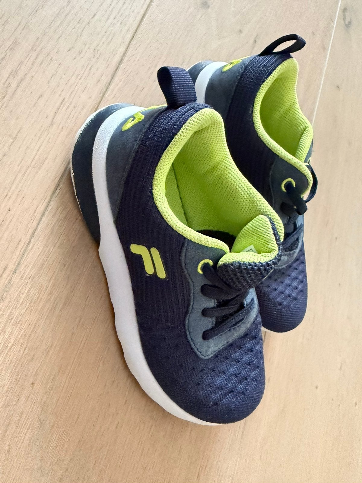 Fila gymschoenen mt 31, Kinderen en Baby's, Kinderkleding | Schoenen en Sokken, Ophalen of Verzenden, Zo goed als nieuw, Jongen of Meisje
