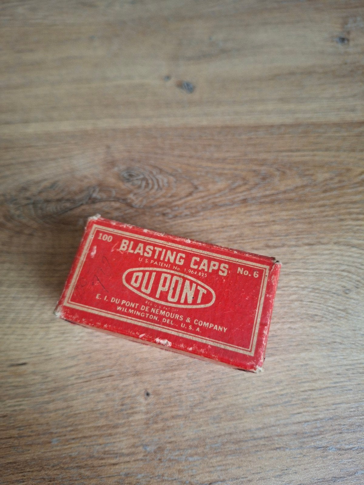 WW2 US Du Pont blasting caps "cardboard box", Verzamelen, Militaria | Tweede Wereldoorlog, Ophalen of Verzenden, Amerika, Embleem of Badge
