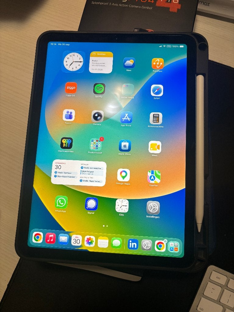 Foto 2 van Apple iPad Air 2022 10.9 inch 256 GB Wifi 5G Blauw