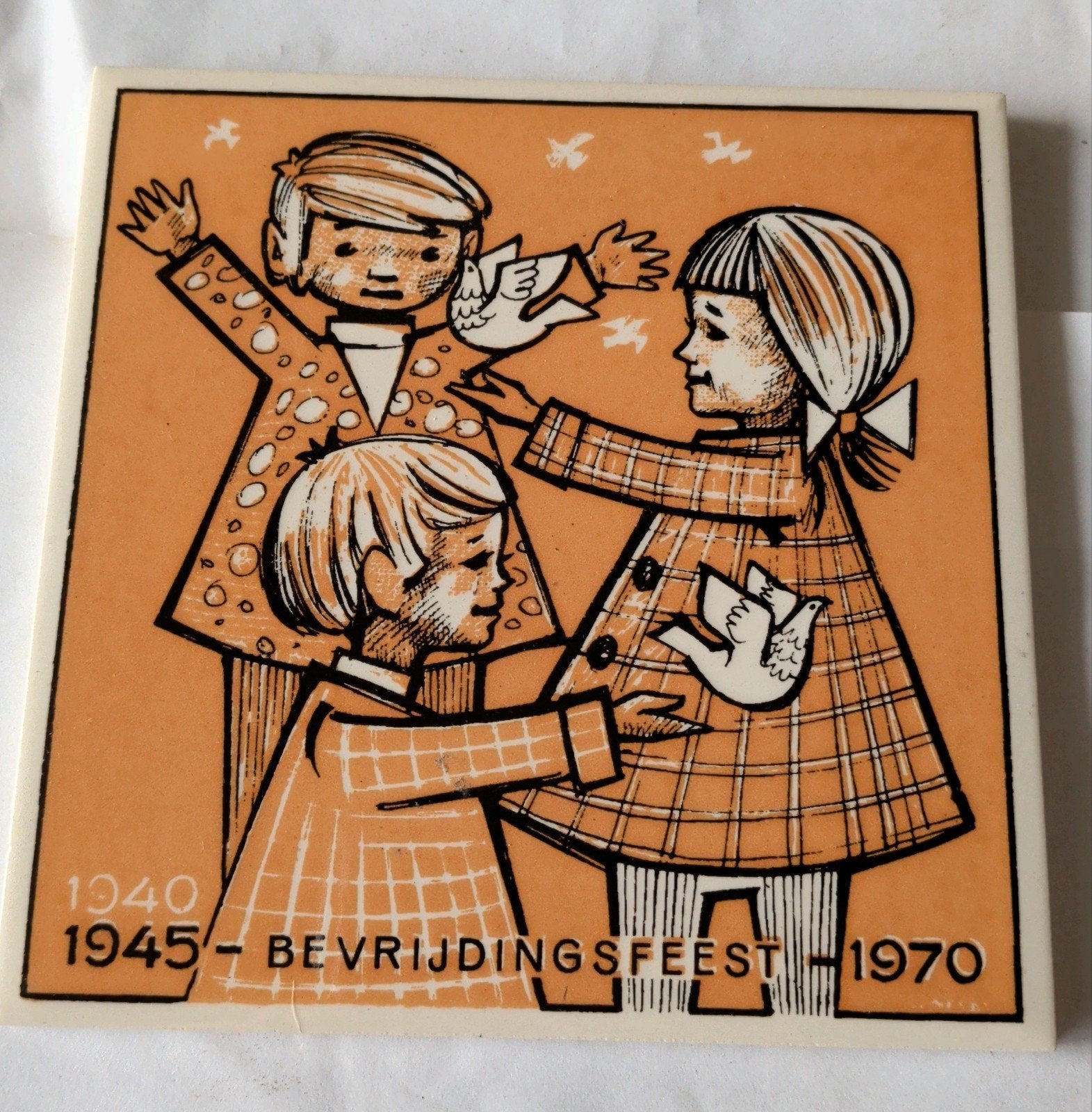 Vintage Bevrijdingsfeest tegel 1945-1970 De Pottenbakker, Ophalen of Verzenden