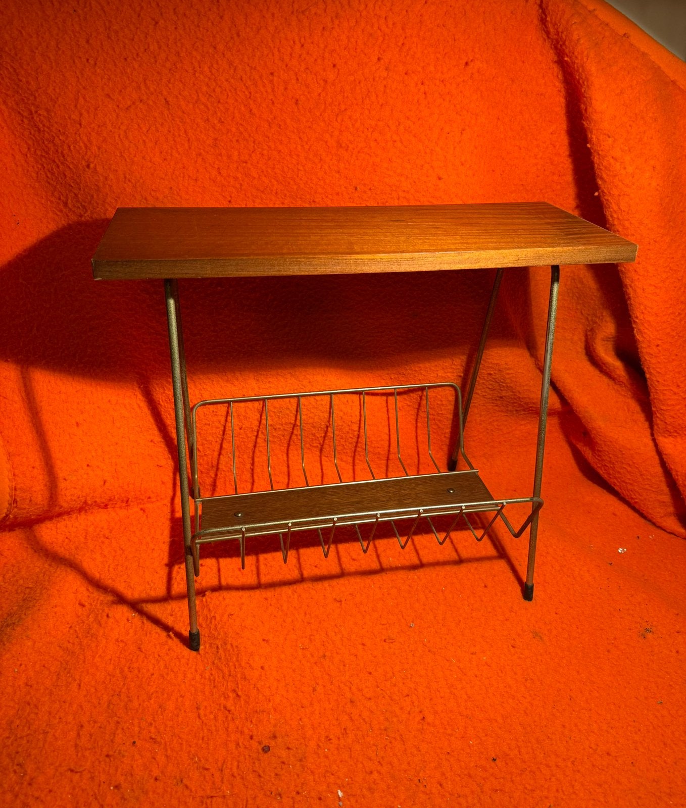 Vintage krantenrek / lectuurtafel met teak blad, A, Ophalen of Verzenden, A, A