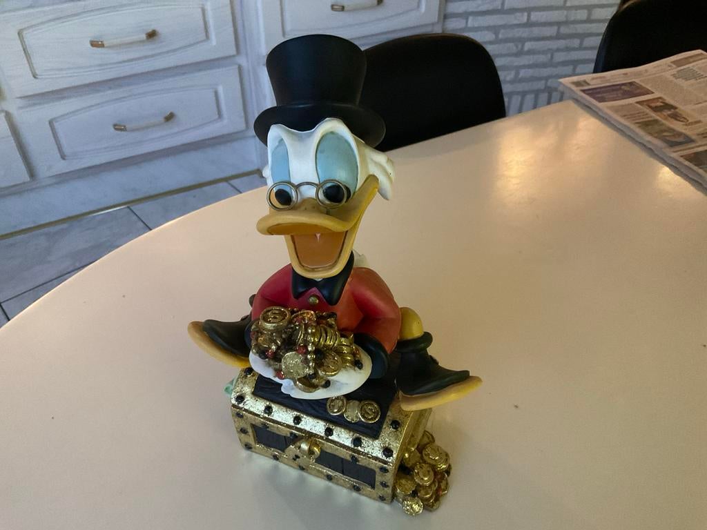 Dagobert Duck beeldje met schatkist hoogte 29 cm, Ophalen, Donald Duck, Zo goed als nieuw, Beeldje of Figuurtje