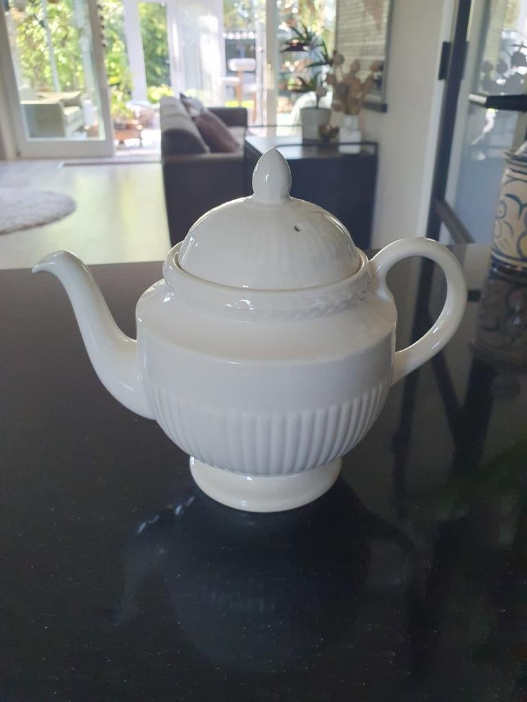 Witte theepot van Wedgwood Edmee, Theepot/fluitketel, Ophalen of Verzenden, Zo goed als nieuw, Steen/keramiek
