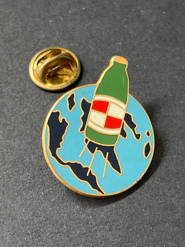Vintage kronenbourg Bier Pin - Fles op Wereldbol, Ophalen of Verzenden, Gebruikt
