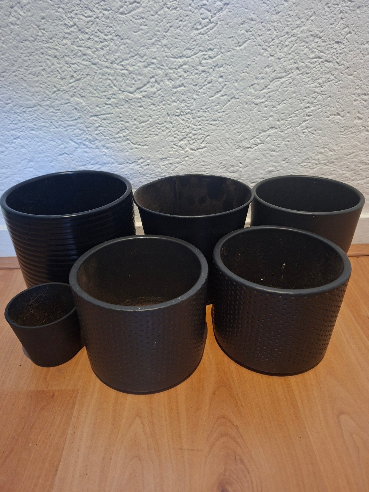 8 zwarte bloempotten, Ophalen, Rond, Aardewerk, Minder dan 40 cm