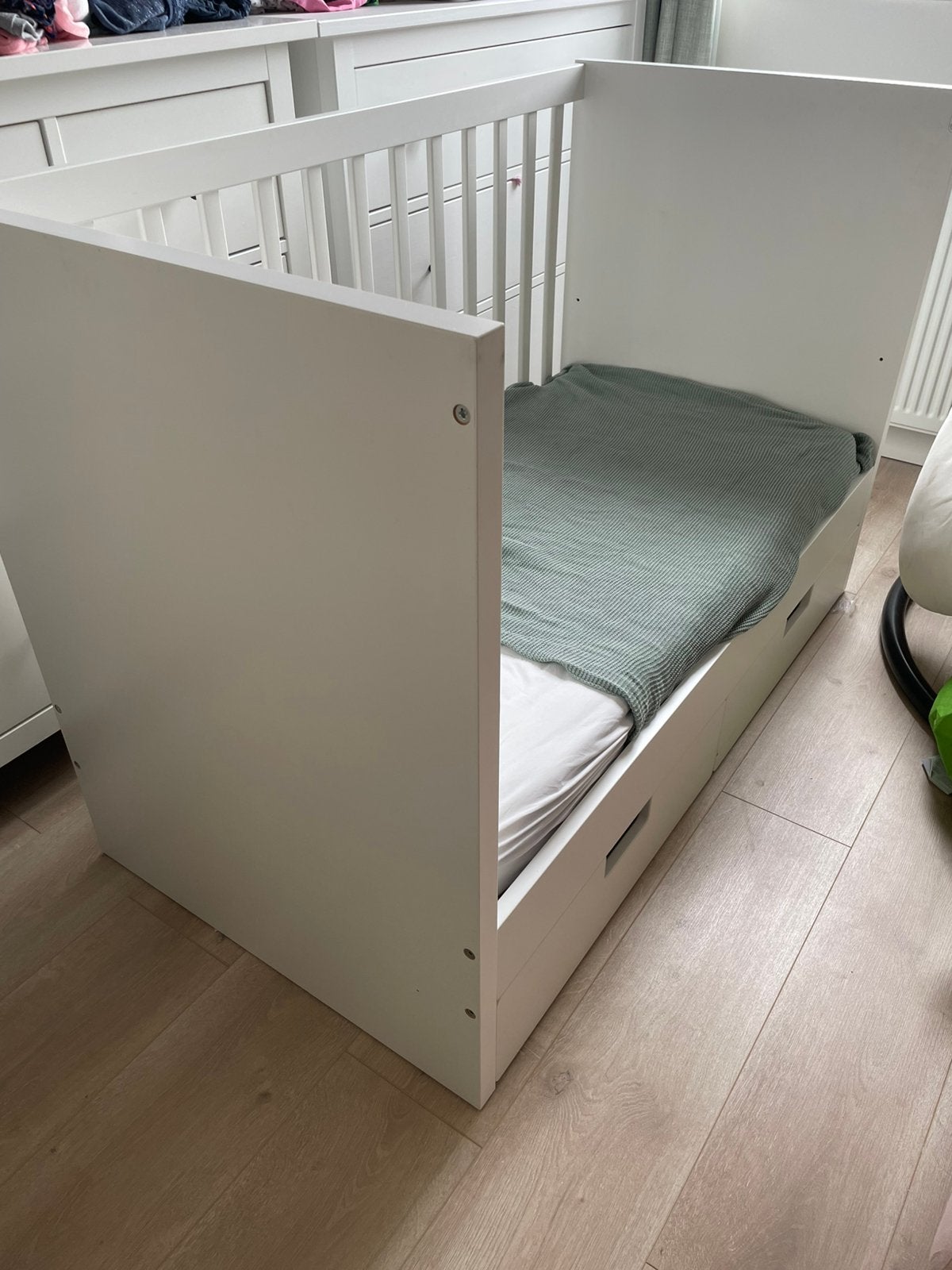 Baby ledikant met lades en afneembare zijkant., Ophalen, Gebruikt, Ledikant
