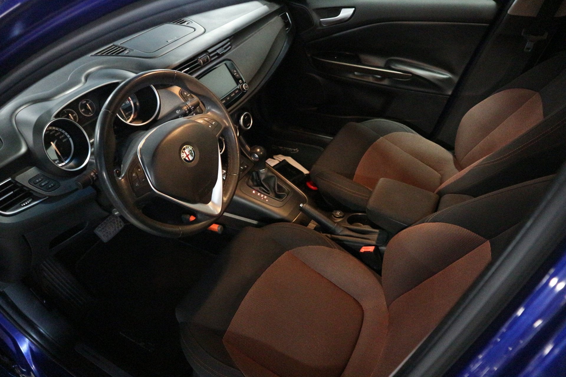 Alfa Romeo Giulietta 1.4 T Distinctive Lusso / AUTOMAAT / NA, Auto's, Euro 6, 4 cilinders, Blauw, Origineel Nederlands