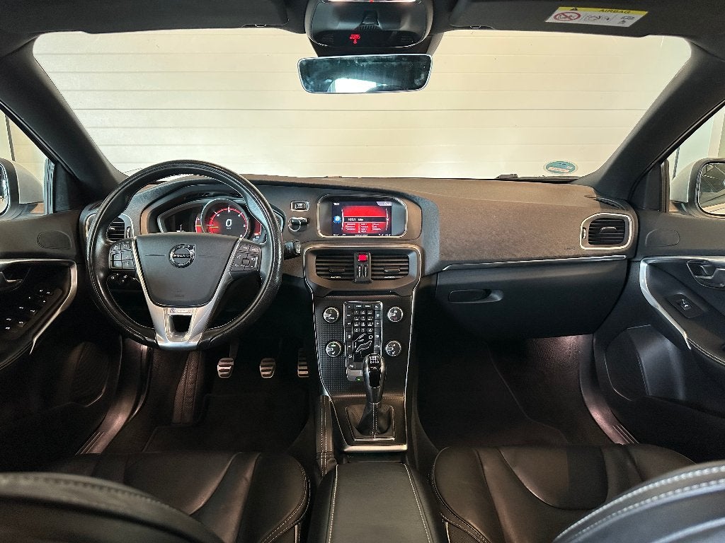 Volvo V40 2.0 D3 R-Design | Panorama|Camera|Cruise|Trekhaak, Auto's, Voorwielaandrijving, 28 km/l, Zwart, 4 cilinders