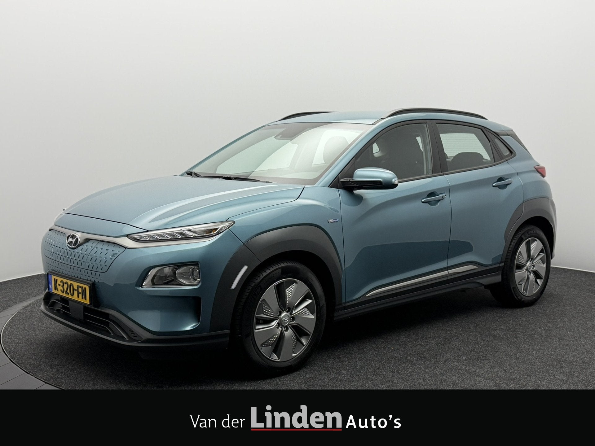 Hyundai KONA EV Comfort Smart 64 kWh 3-Fase SOH 97,4% | Warm, Auto's, Dealer onderhouden, Stof, Gebruikt, Zwart
