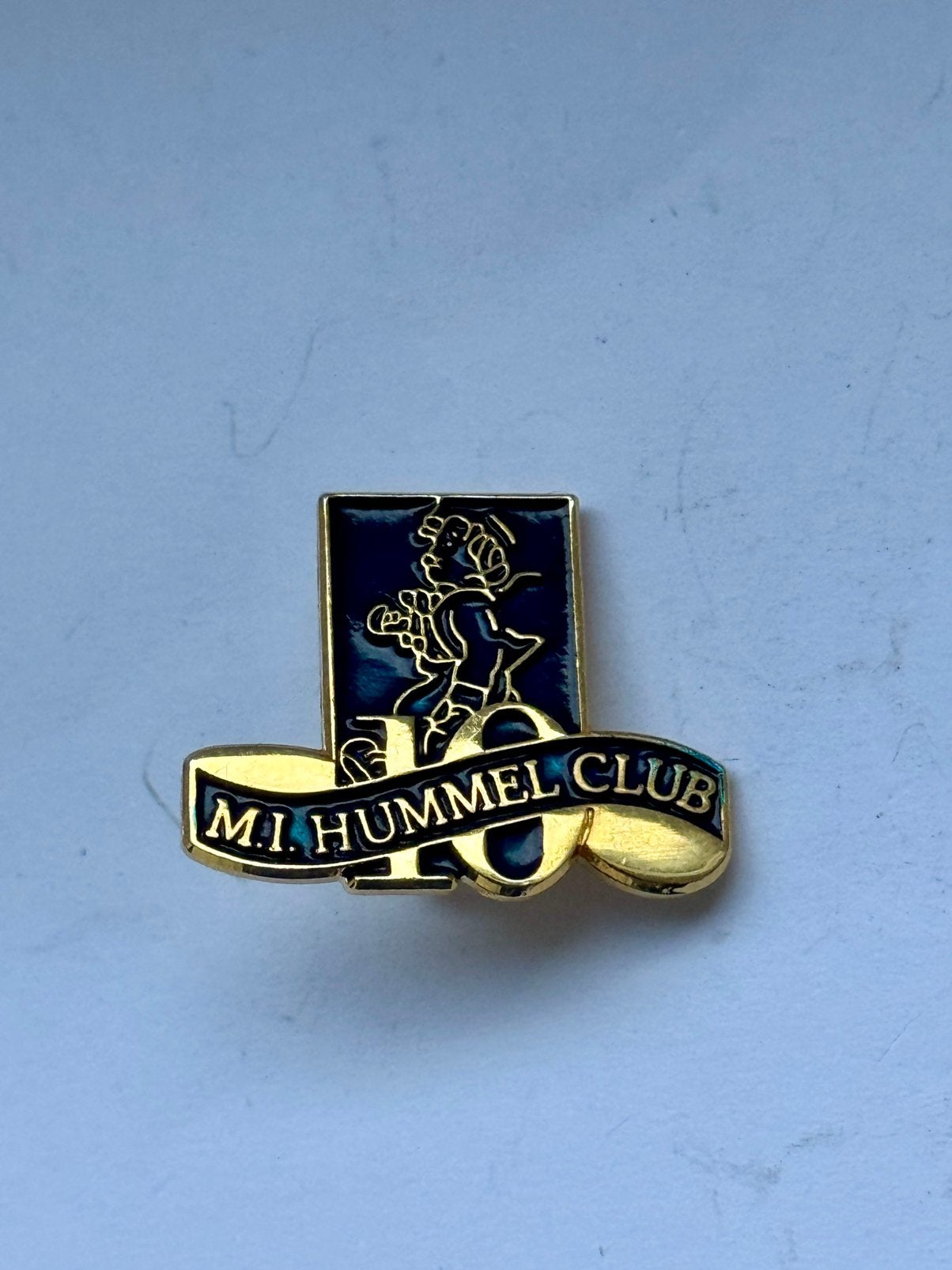 Broche M.I. Hummel Club 10 Hummelbeeldjes, Ophalen of Verzenden, Zo goed als nieuw, Merk, Speldje of Pin