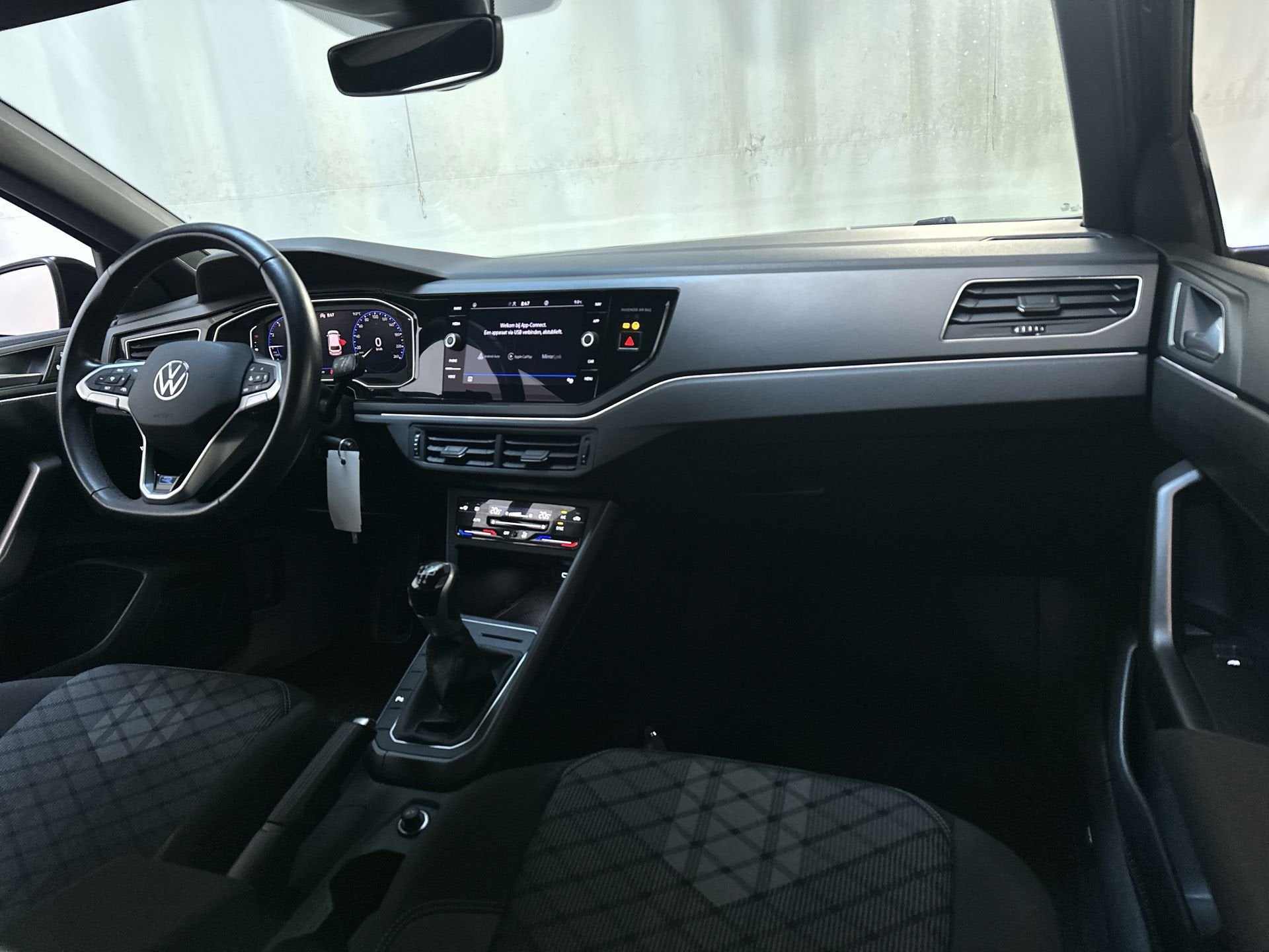 Volkswagen Polo 1.0 TSI R-Line Navigatie Parkeersensoren App, Auto's, Voorwielaandrijving, Dealer onderhouden, Gebruikt, Met garantie (alle)