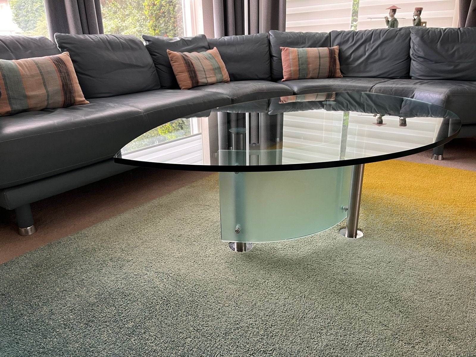 Glazen salontafel met metalen poten en lichte krasjes, Ophalen, Gebruikt, 100 tot 150 cm, 50 tot 100 cm