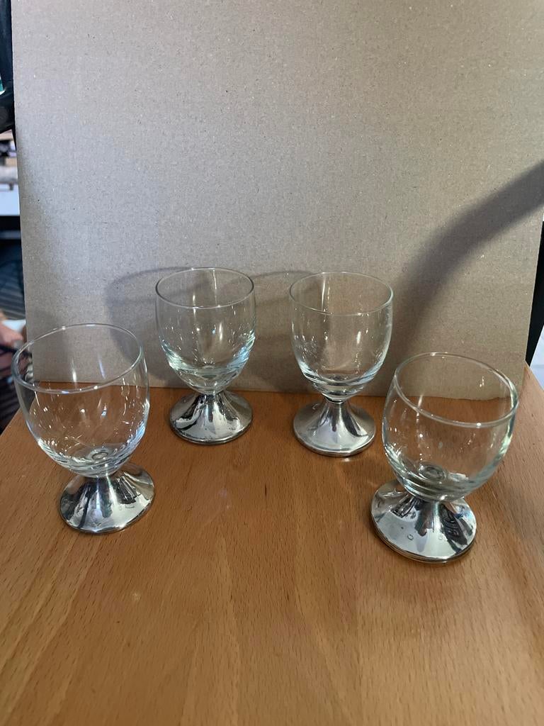 Set van 4 borrelglaasjes op zilveren voet, Verzamelen, Glas en Borrelglaasjes, Ophalen of Verzenden, Gebruikt, Borrel- of Shotglas