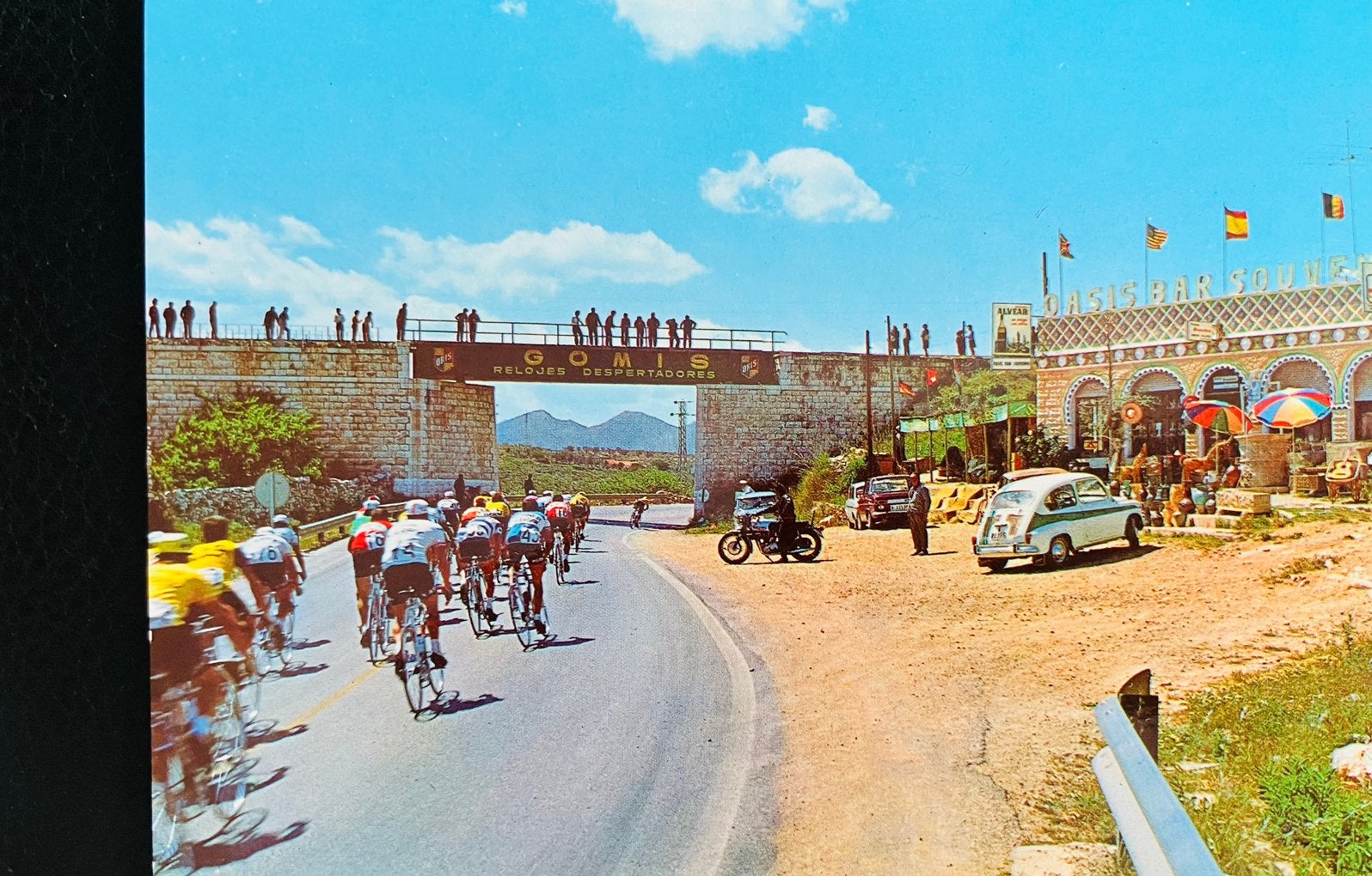 Ansichtkaart met auto Fiat 600 en Wielrenners in Alicante, Ophalen of Verzenden, 1960 tot 1980, Ongelopen, Voertuig