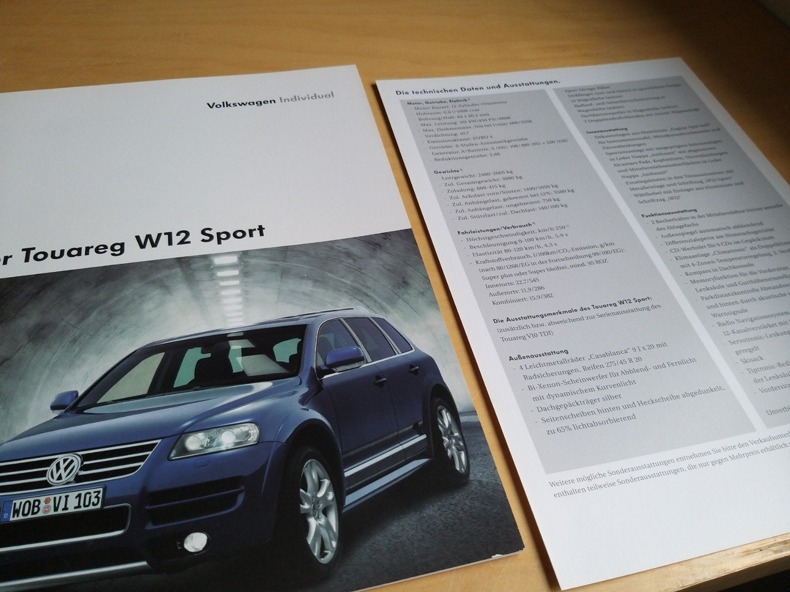 2004 Volkswagen Touareg w12 folder met losse bijlage kleuren, Ophalen of Verzenden, Zo goed als nieuw, Volkswagen