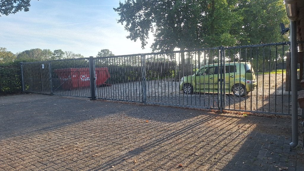 Te Koop, ijzeren hekwerk. 5 delen, totaal 15,60 m breed, Ophalen, Met poort, Gebruikt, Spijlenhekwerk