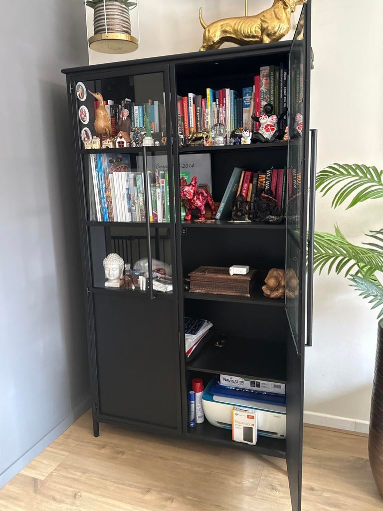 Zwarte stalen vitrinekast met glazen deuren en planken, Huis en Inrichting, Kasten | Boekenkasten, Ophalen, 50 tot 100 cm, Zo goed als nieuw