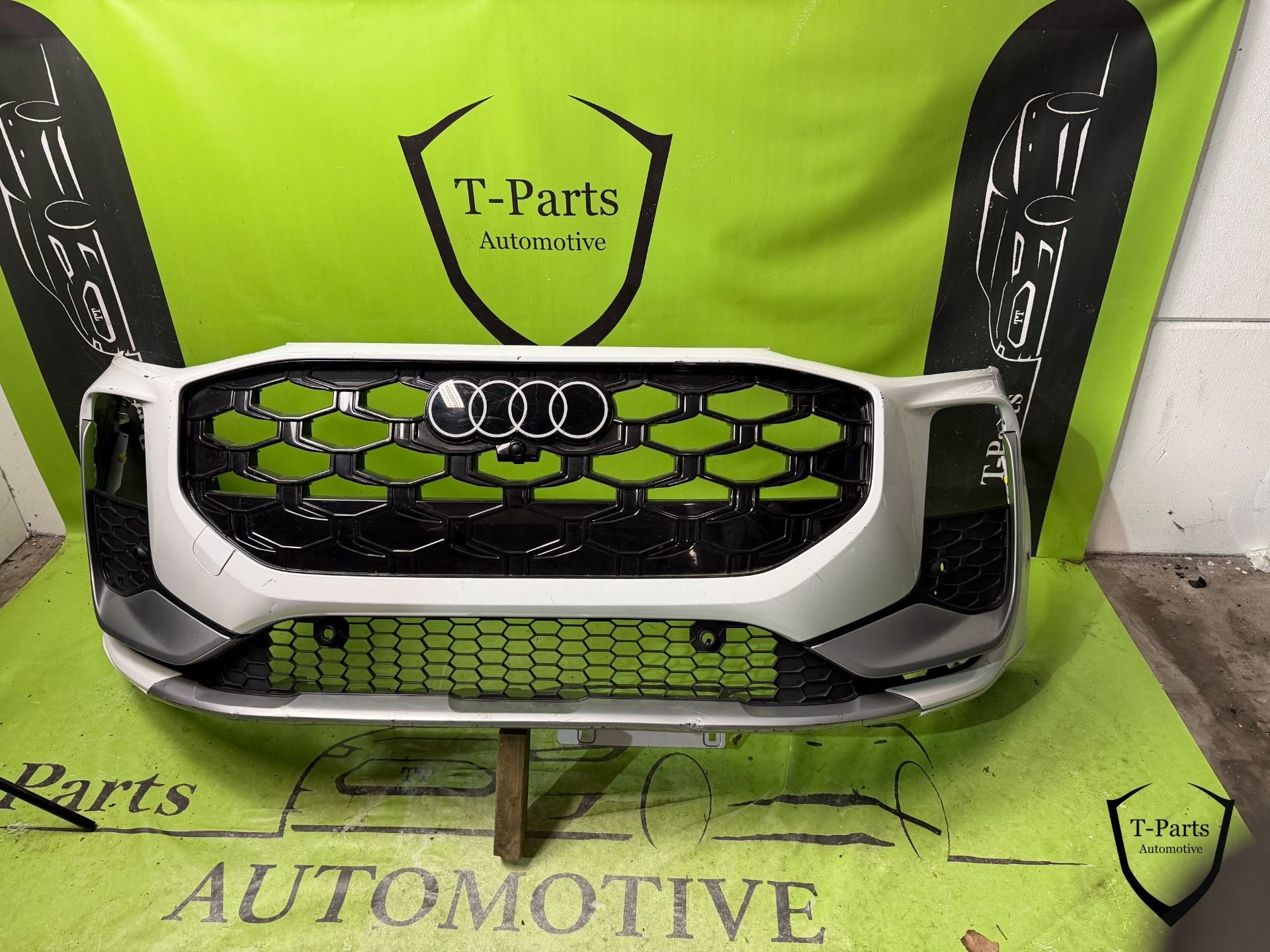 audi Q3 voorbumper 2025+ bumper, Auto-onderdelen, Gebruikt, AUDI AG, Auto-Union-Strasse 1
85045  Ingolstadt, DE, Kundenbetreuung@audi.de