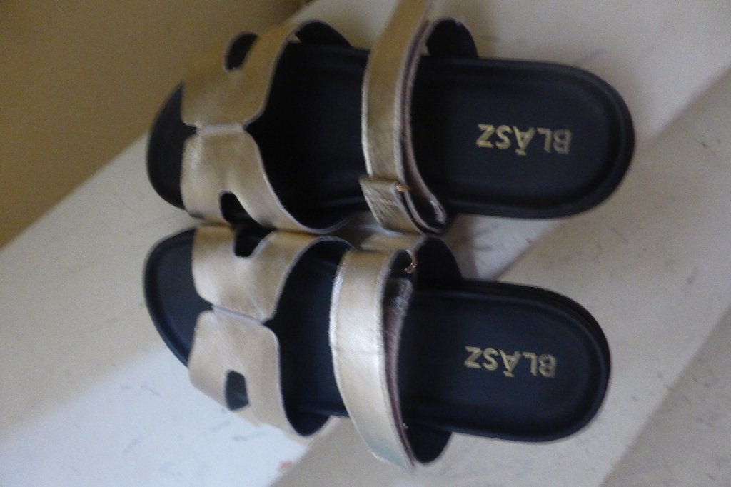 Mooie goudkleurige slippers BLASZ, Slippers, Overige kleuren, Ophalen of Verzenden, Zo goed als nieuw