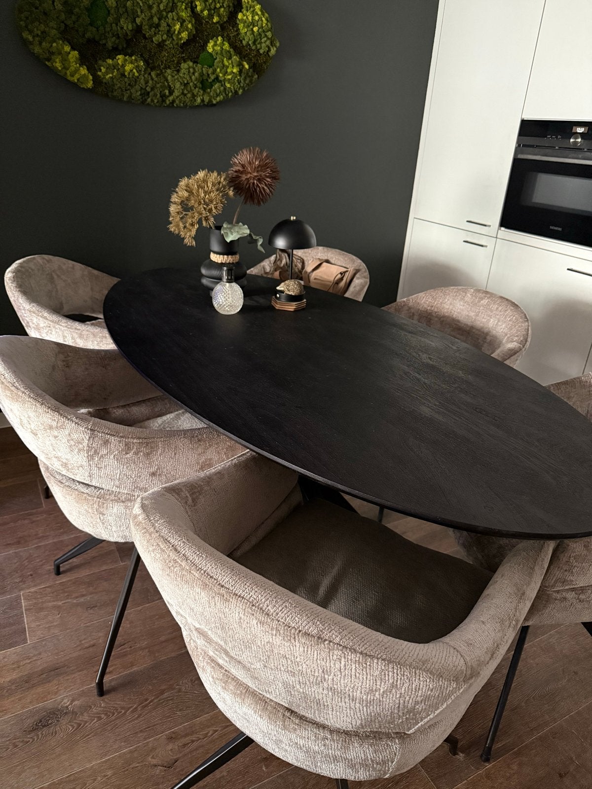 Stijlvolle ovale zwarte eettafel met metalen onderstel, Ophalen, 50 tot 100 cm, Zo goed als nieuw, Vijf personen of meer