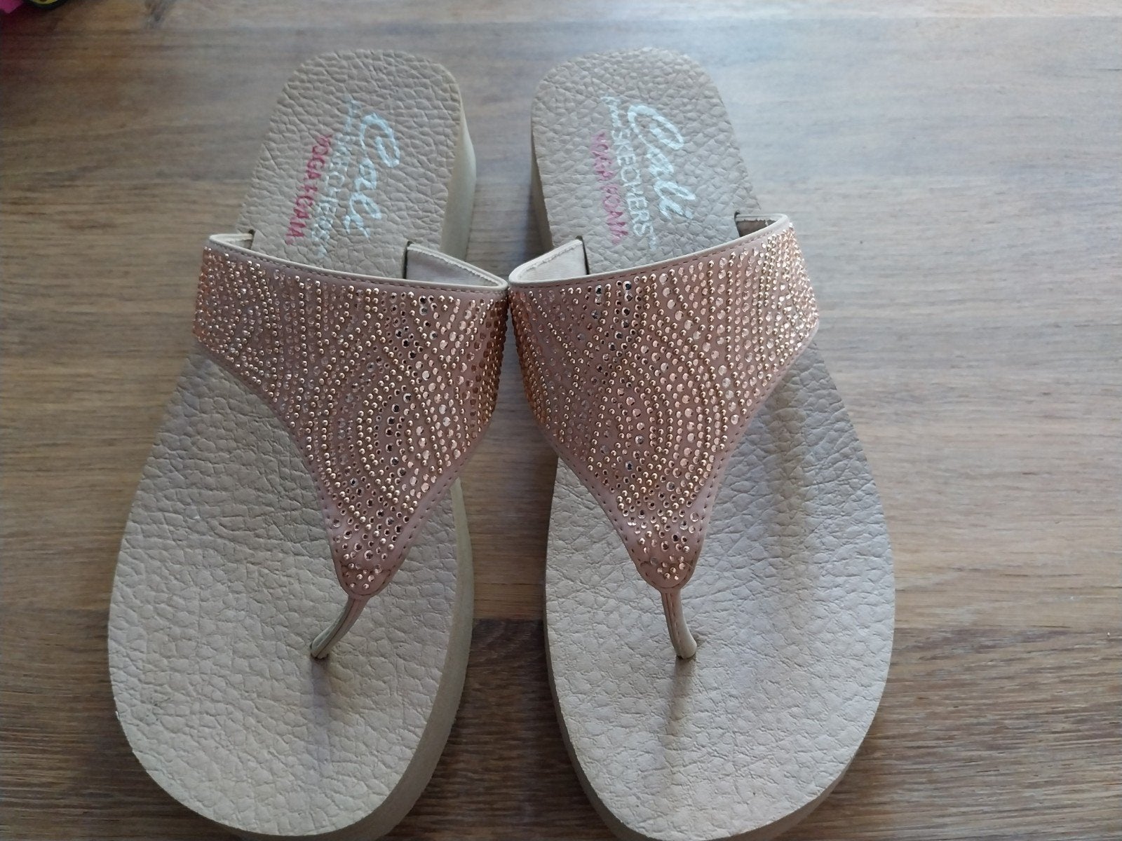 Skechers Cali Yoga Foam Slippers met Strass - Maat 40, Skechers, Beige, Gedragen, Ophalen