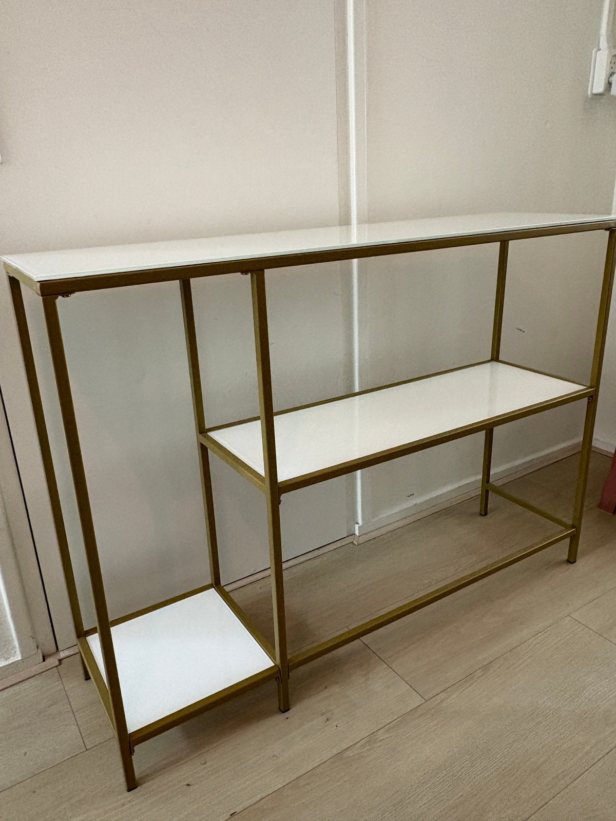Sidetable goud met witte glasplaten, Huis en Inrichting, Tafels | Sidetables, Ophalen, 100 tot 150 cm, Zo goed als nieuw, 25 tot 50 cm