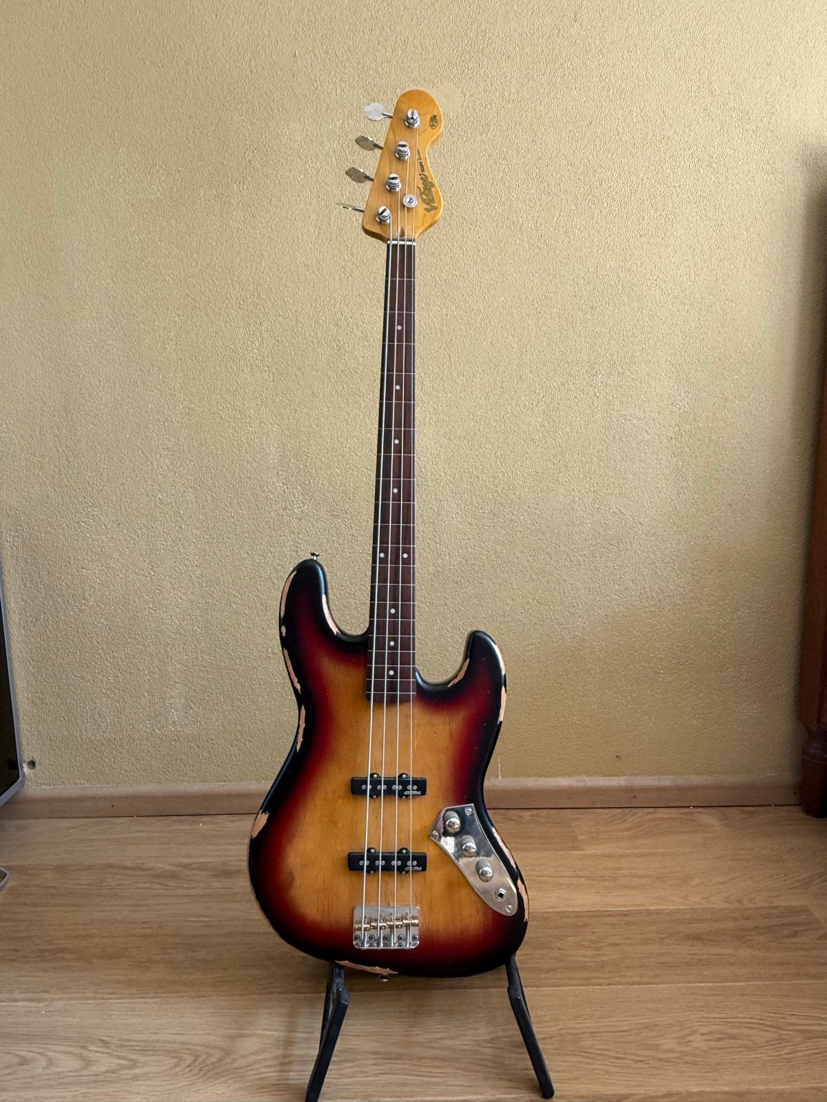 Vintage Icon VJ74MRSSB Fretloze Basgitaar - Sunset Sunburst, Muziek en Instrumenten, Ophalen, Zo goed als nieuw, Elektrisch, Fretloos