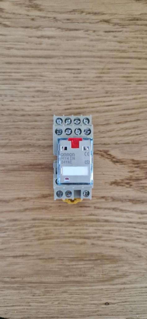 Omron MY4IN Relais 24VAC met voet, Ophalen of Verzenden, Gebruikt