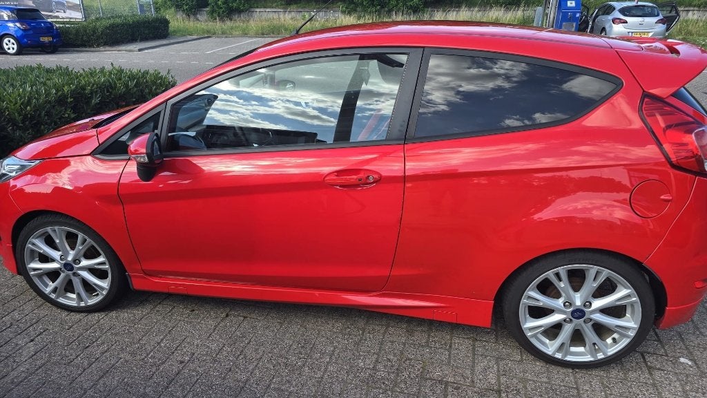Ford Fiësta 1.0 92KW/125PK 3D 2013 Rood, Euro 5, Zwart, 23 km/l, Handgeschakeld