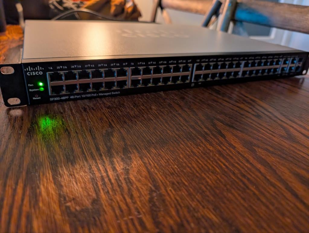 Cisco SF300-48PP PoE+ Managed Netwerk Switch, Computers en Software, Netwerk switches, Ophalen of Verzenden, Zo goed als nieuw