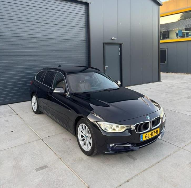 BMW 3-Serie 2.0 320I Touring AUT 2015 Zwart, Auto's, Achterwielaandrijving, 4 cilinders, Automatische klimaatregeling, Zwart