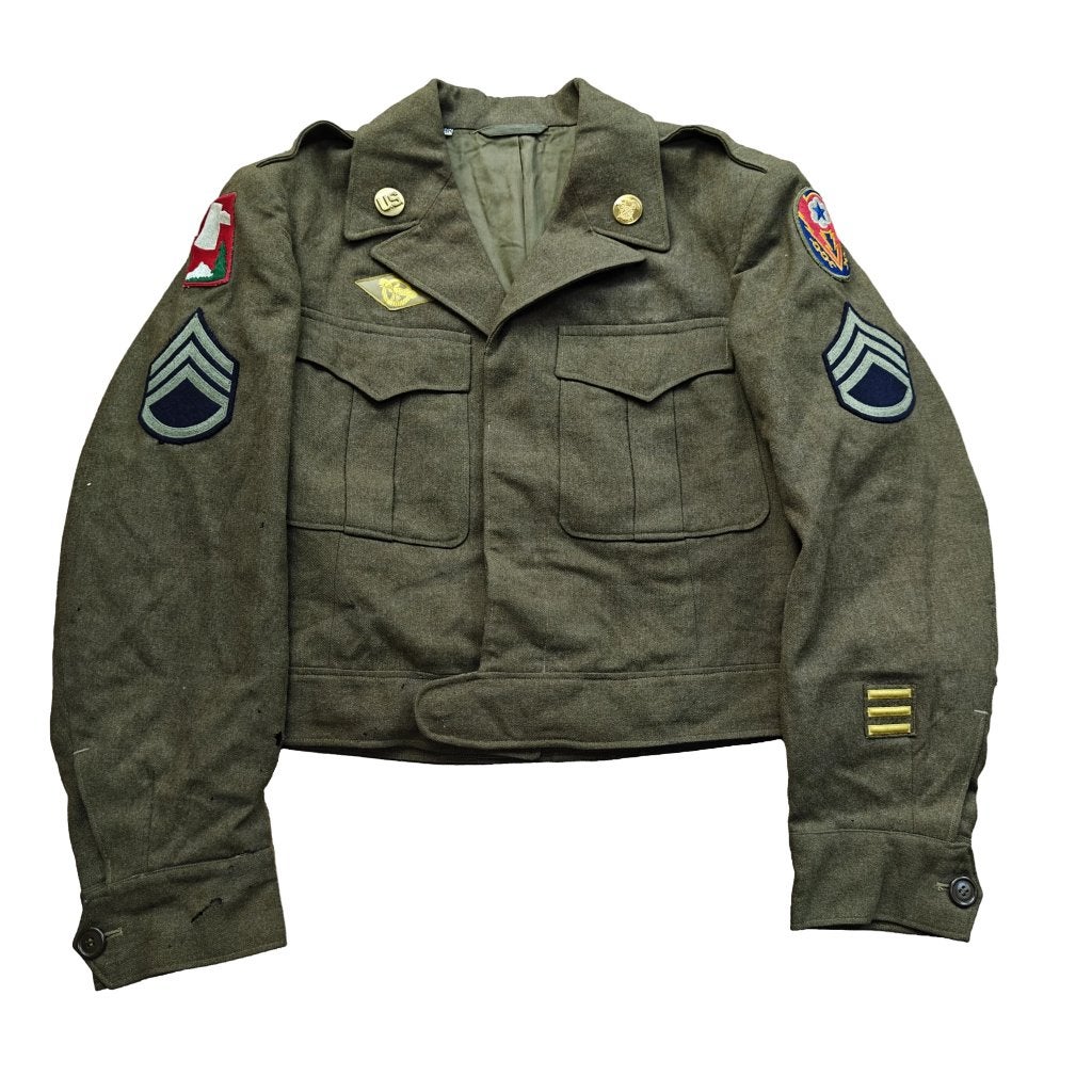 WWII US Ike Jacket 70th Infantry Division, Ophalen of Verzenden, Amerika, Embleem of Badge