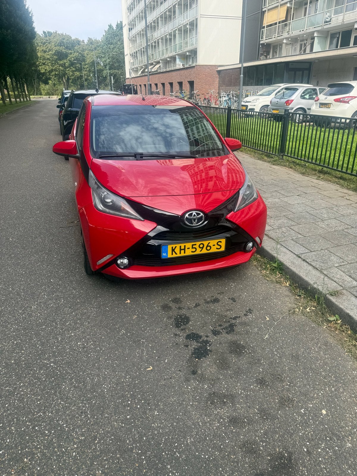Toyota Aygo 1.0 12V Vvt-i Ddrs 2016 Rood, Auto's, Voorwielaandrijving, 4 stoelen, Origineel Nederlands, Handgeschakeld