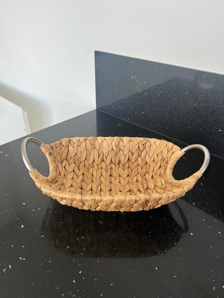 Decoratieve mand rotan met metalen grepen, Huis en Inrichting, Woonaccessoires | Schalen en Manden, Ophalen of Verzenden, Zo goed als nieuw