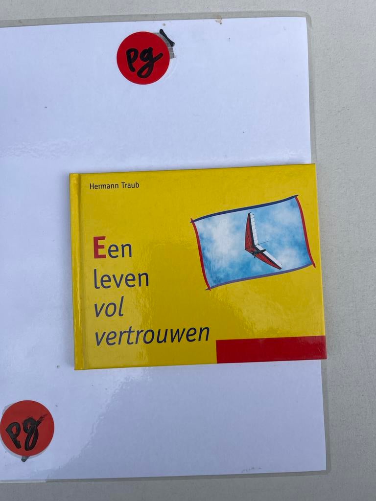 Een leven vol vertrouwen - Hermann Traub, Ophalen of Verzenden, Zo goed als nieuw