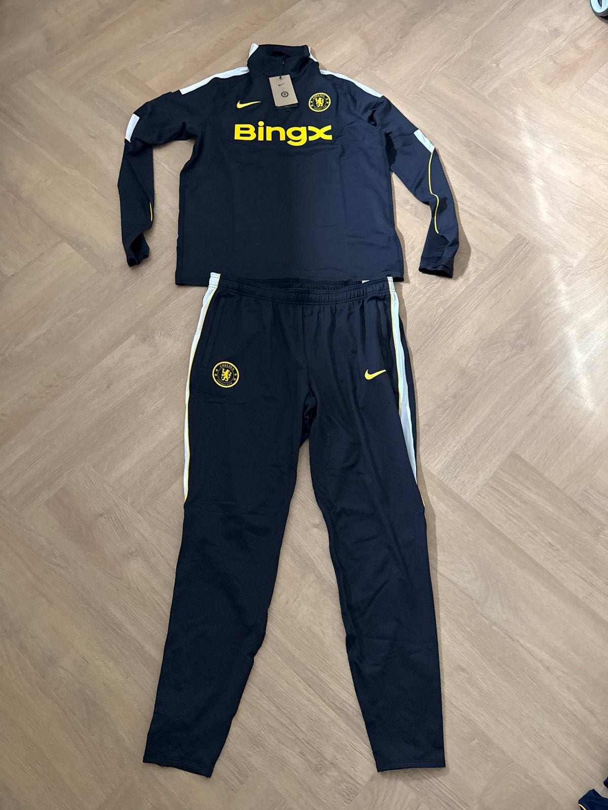 Nieuw! Chelsea Nike Trainingspak - 100% origineel, Maat 52/54 (L), Zwart, Nieuw, Ophalen of Verzenden