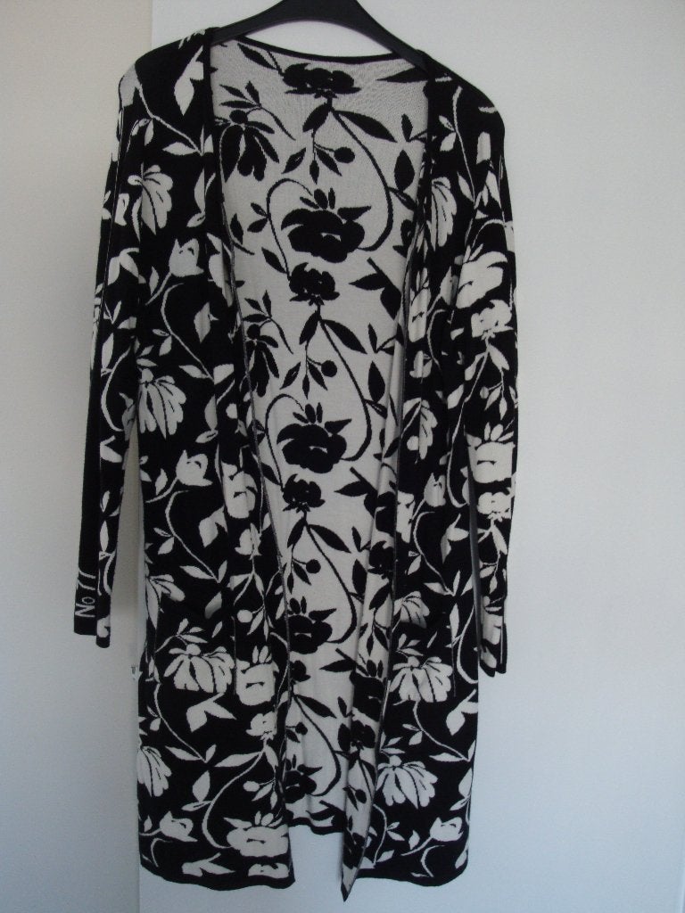Maat M. Zwart ZOSO vest met witte bloemen., Kleding | Dames, Truien en Vesten, Maat 38/40 (M), Meerkleurig, Ophalen of Verzenden