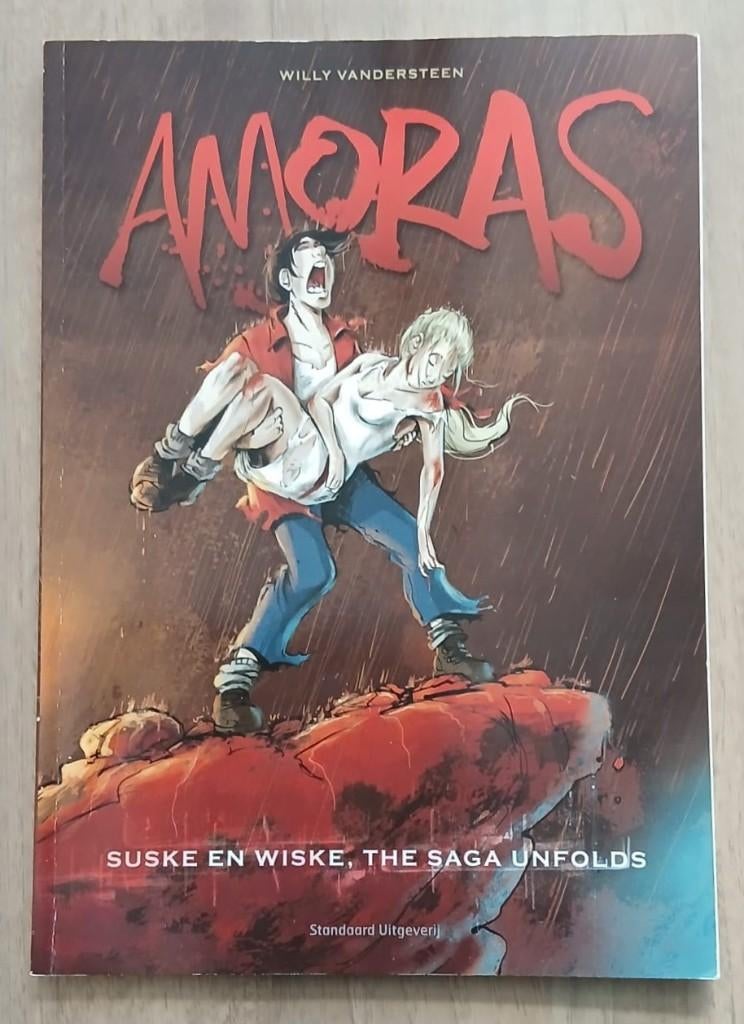 Amoras. Suske en Wiske, the Saga unfolds. SC, 2013., Boeken, Gelezen, Verzenden, Meerdere stripboeken, Legendre, Marc