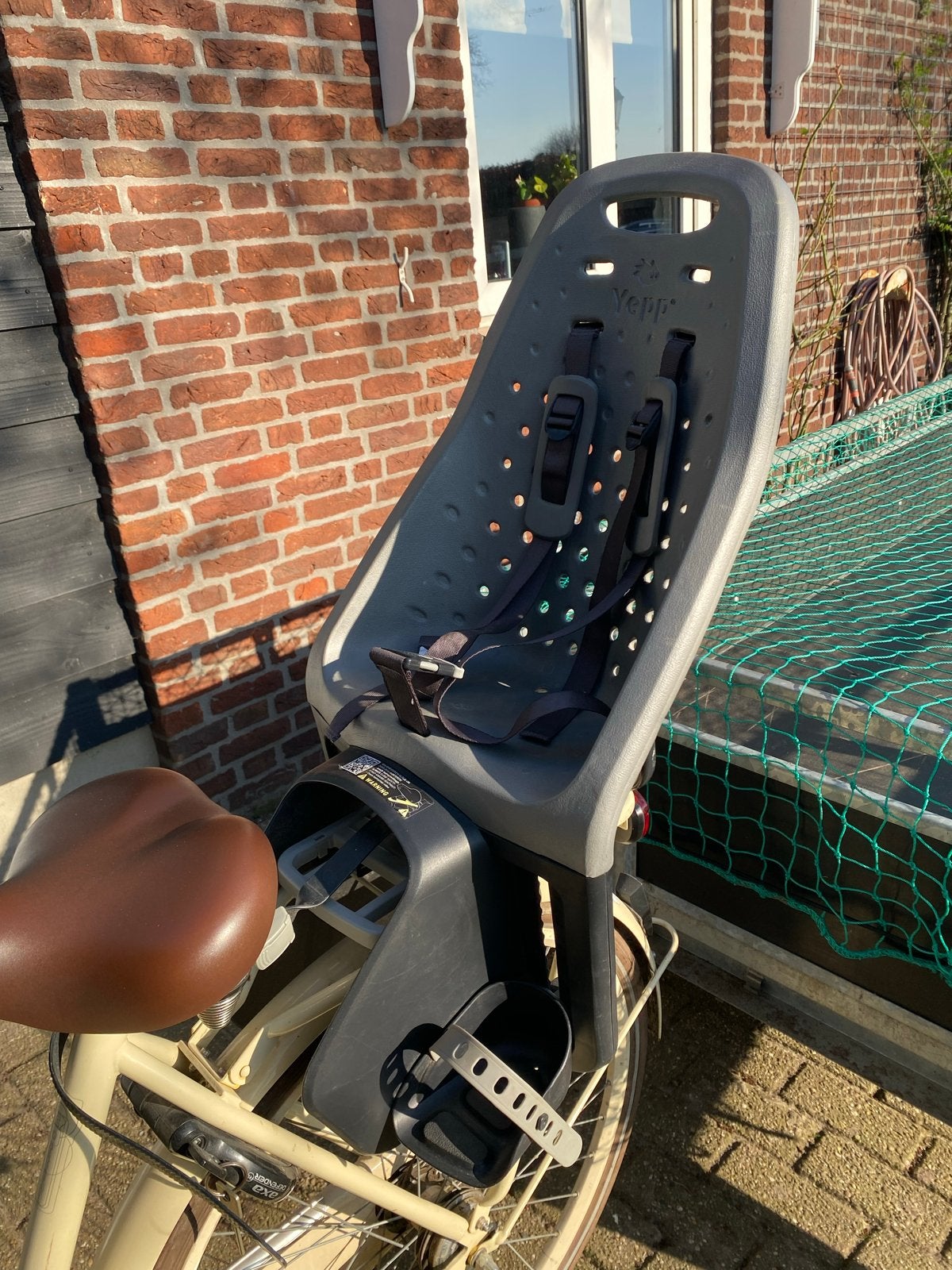 Yepp kinderzitje achterop inclusief bevestiging, Fietsen en Brommers, Ophalen, Gebruikt, Achterzitje, Voetsteuntjes